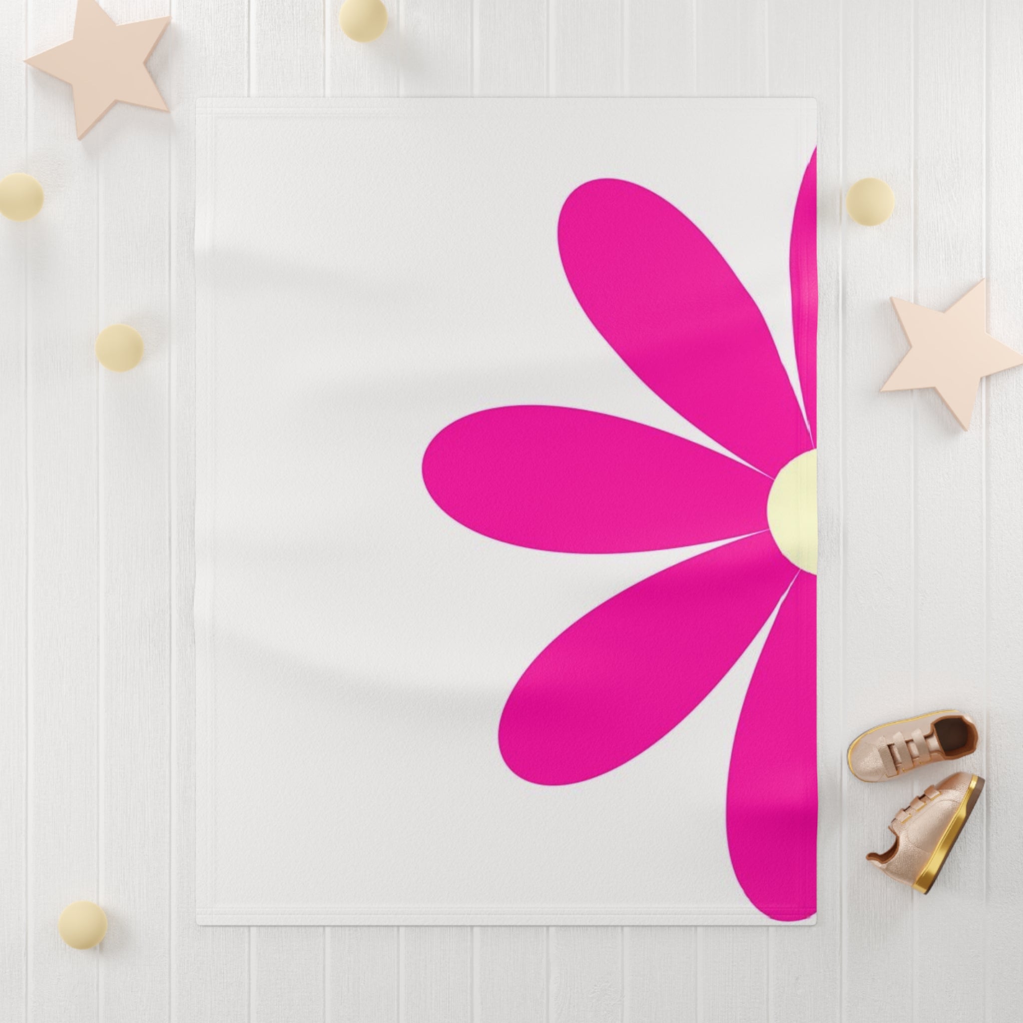 Pink Daisy Baby Blanket — Soft Fleece Floral Nursery Throw